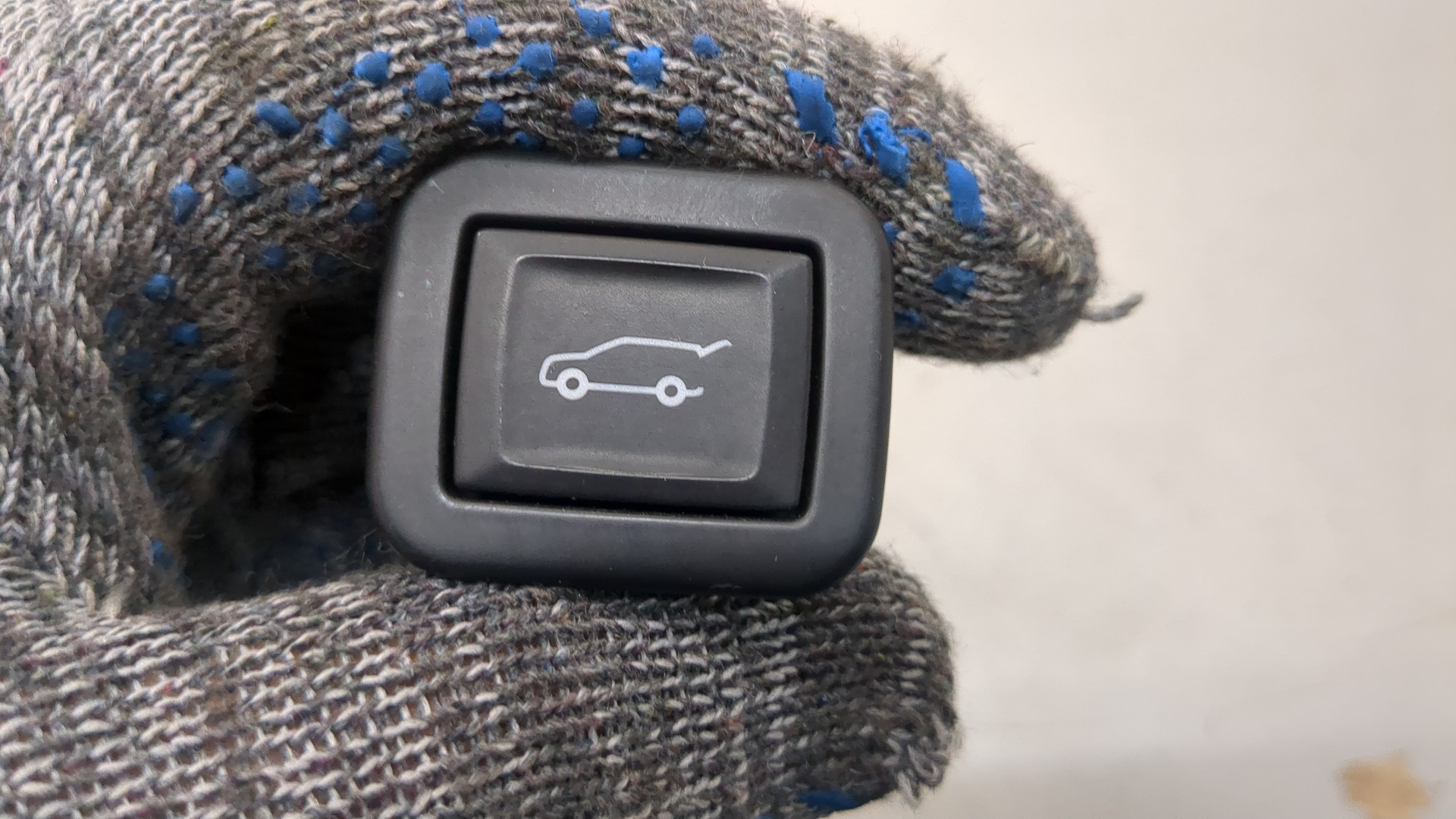 Кнопка открывания багажника