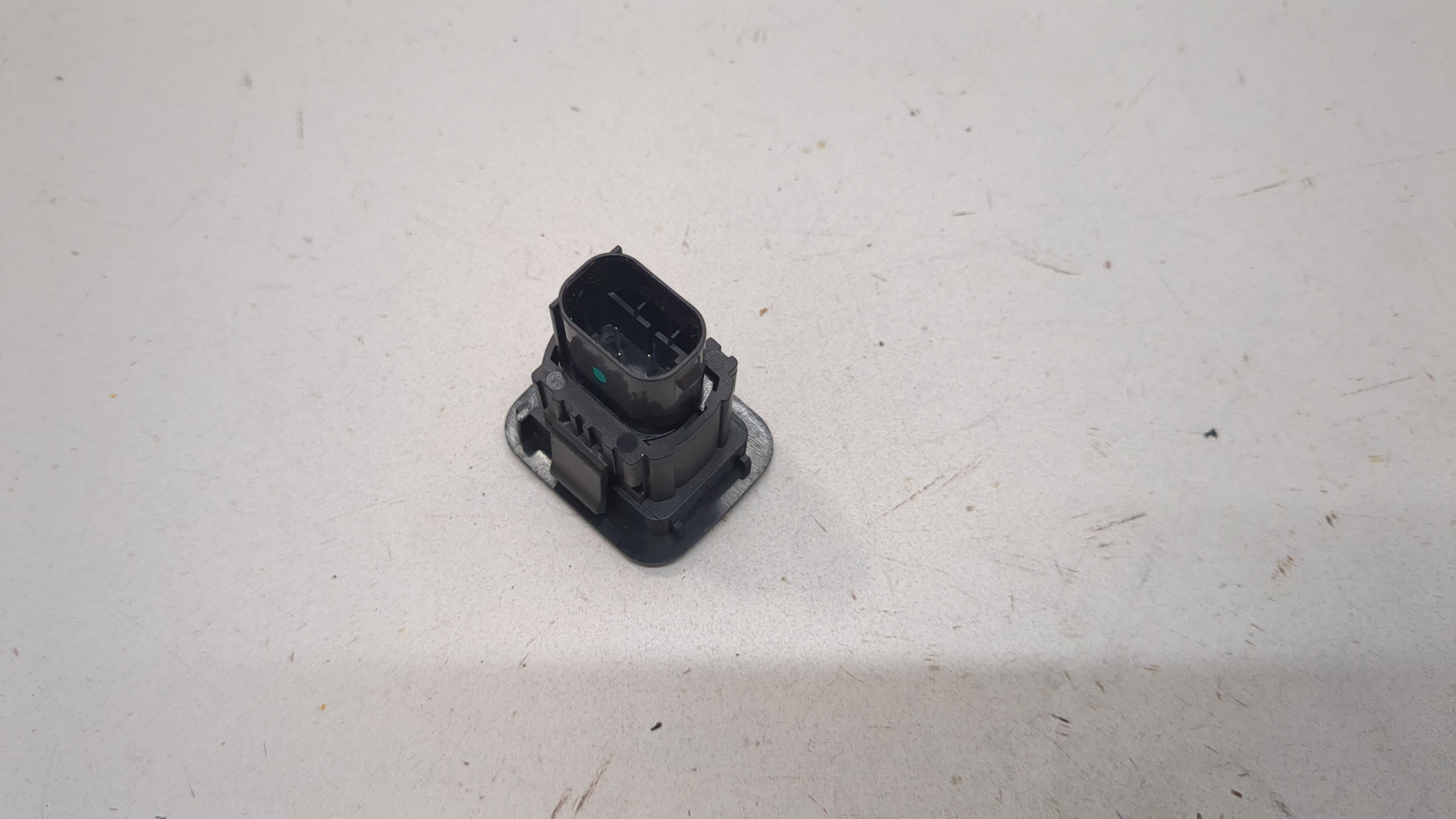 Кнопка открывания багажника