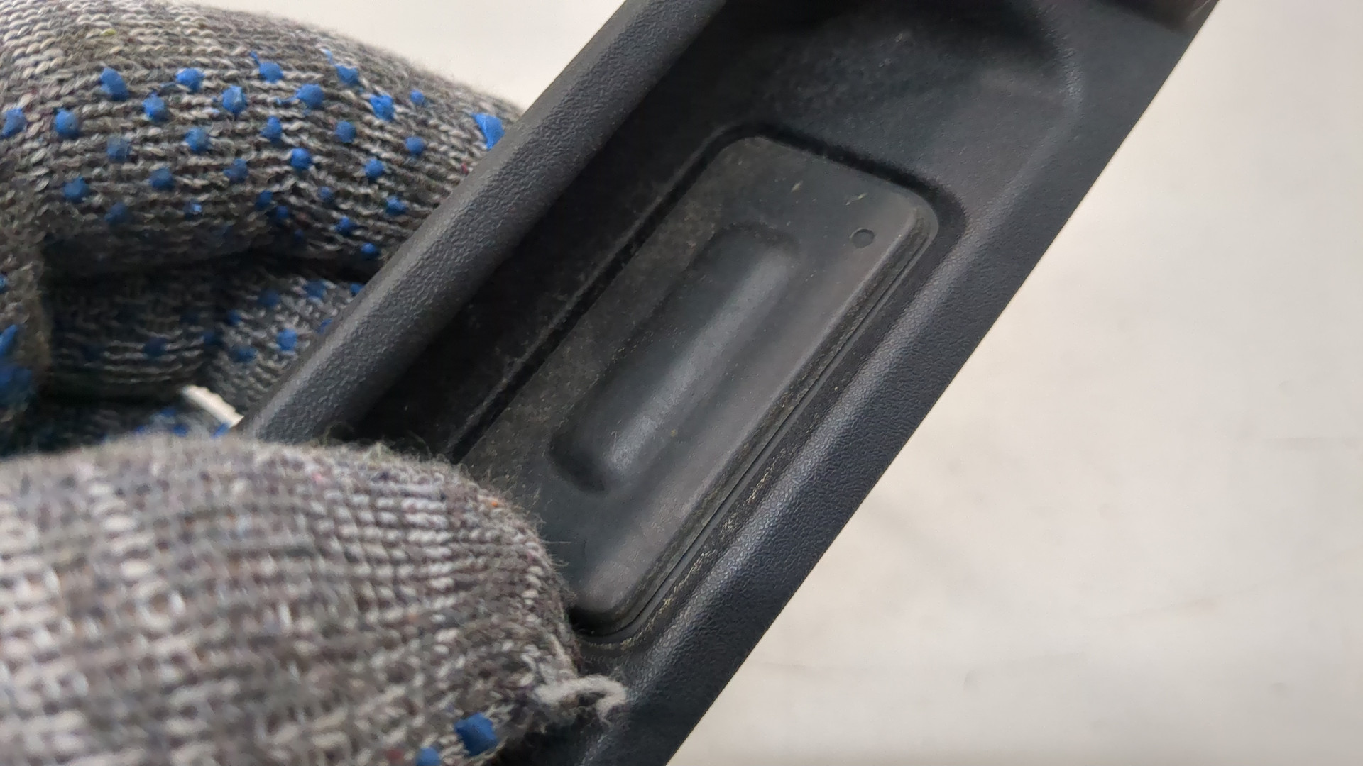 Кнопка открывания багажника