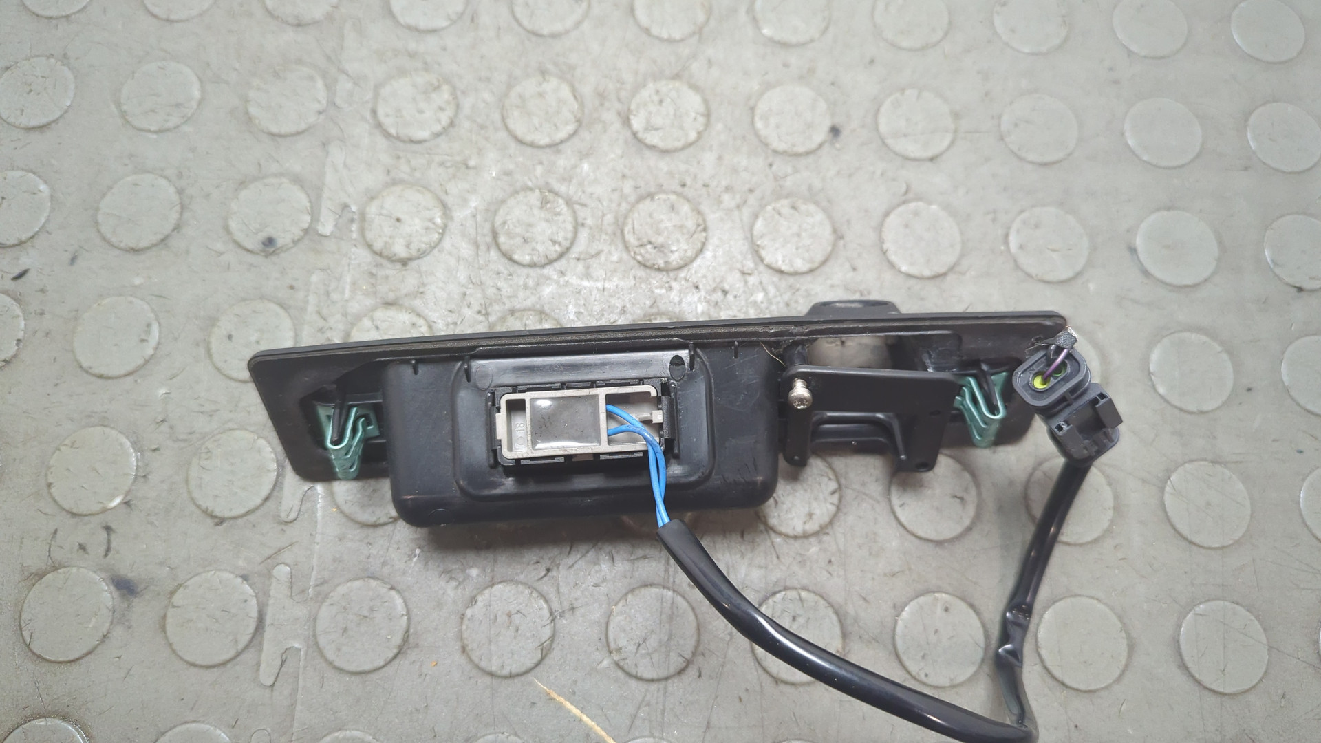 Кнопка открывания багажника