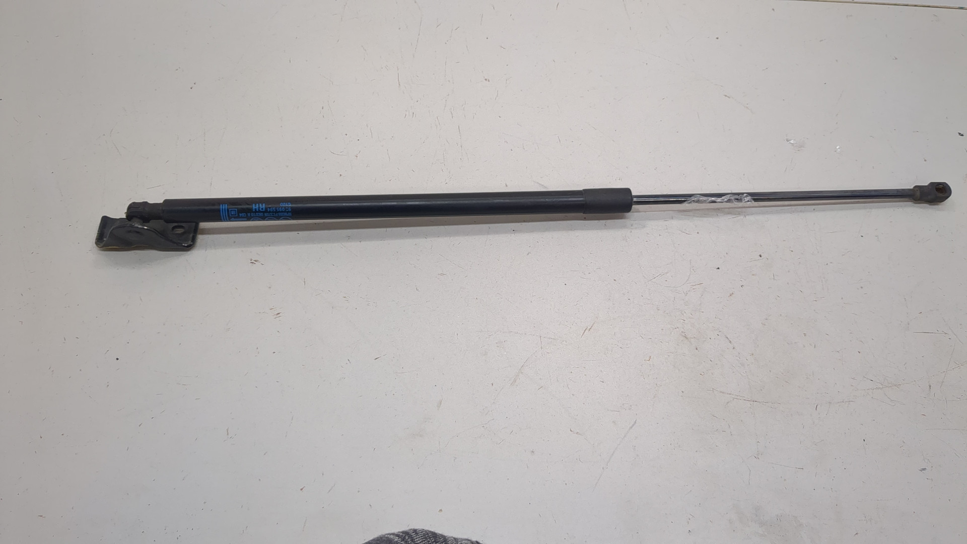 Амортизатор крышки багажника