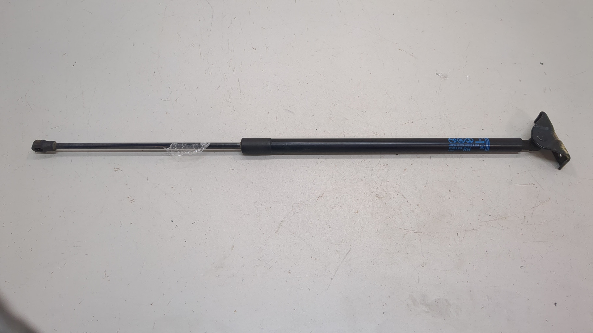 Амортизатор крышки багажника