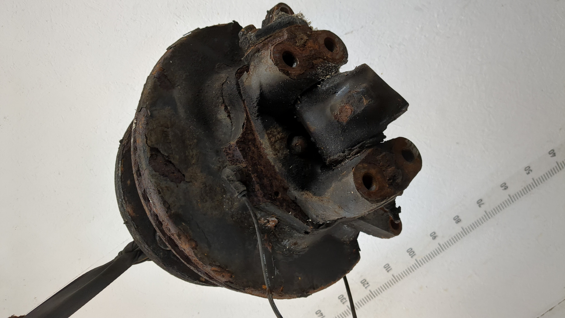 Кулак поворотный передний левый