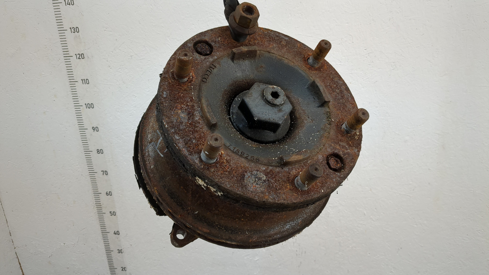 Кулак поворотный передний левый