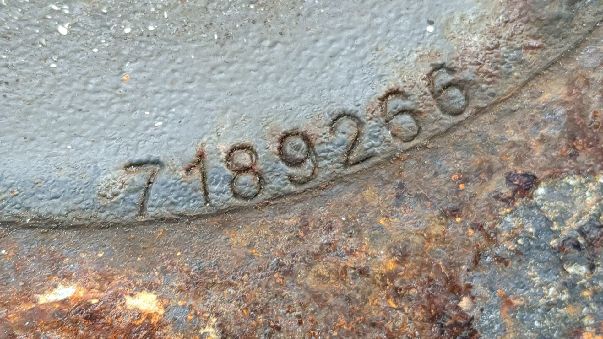 Кулак поворотный передний левый