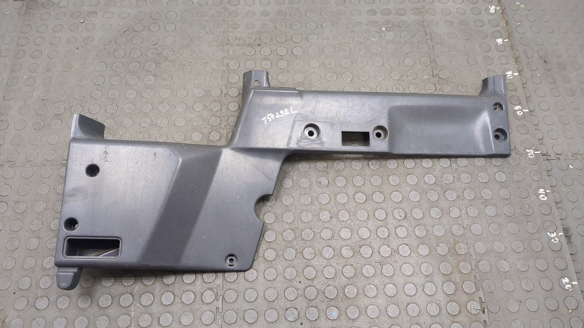 Обшивка двери передней левой