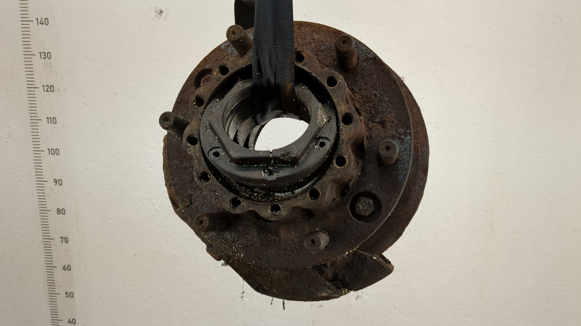 Кулак поворотный задний левый