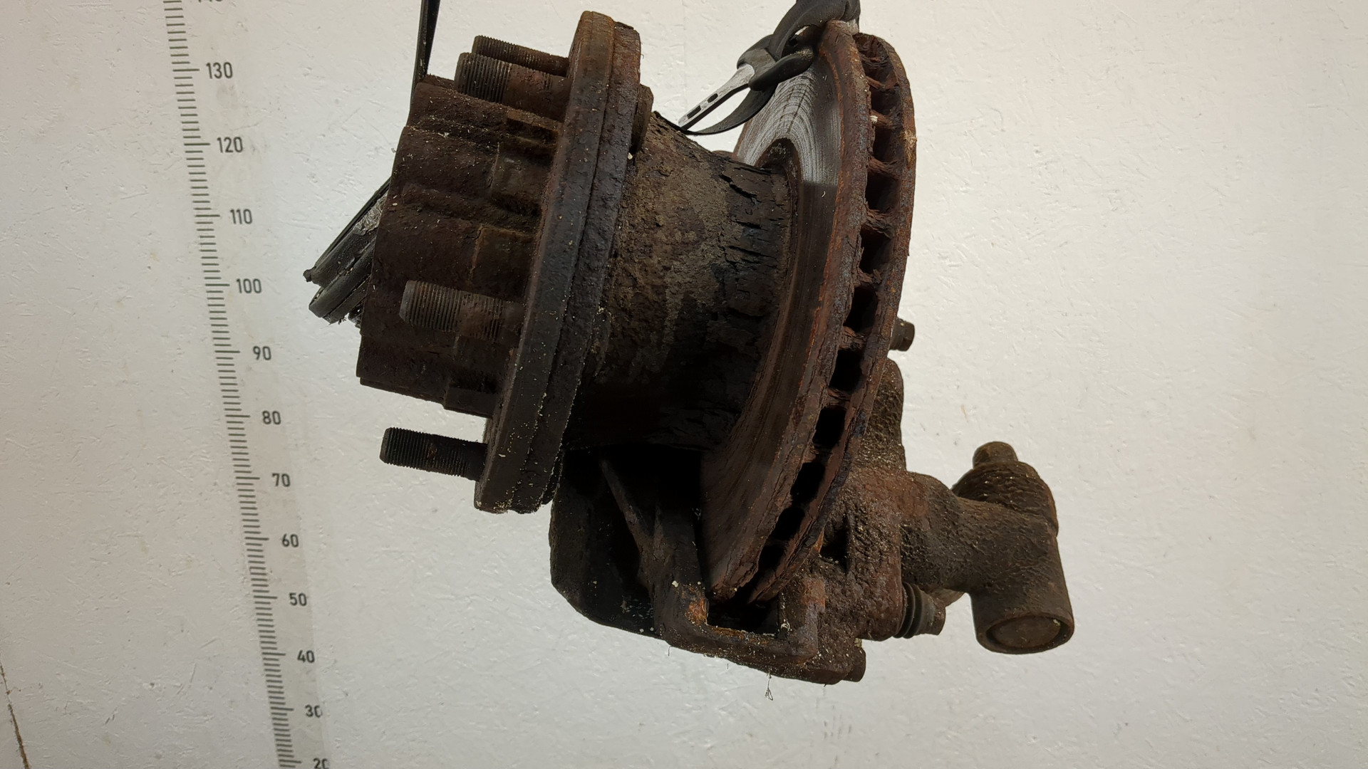 Кулак поворотный задний левый