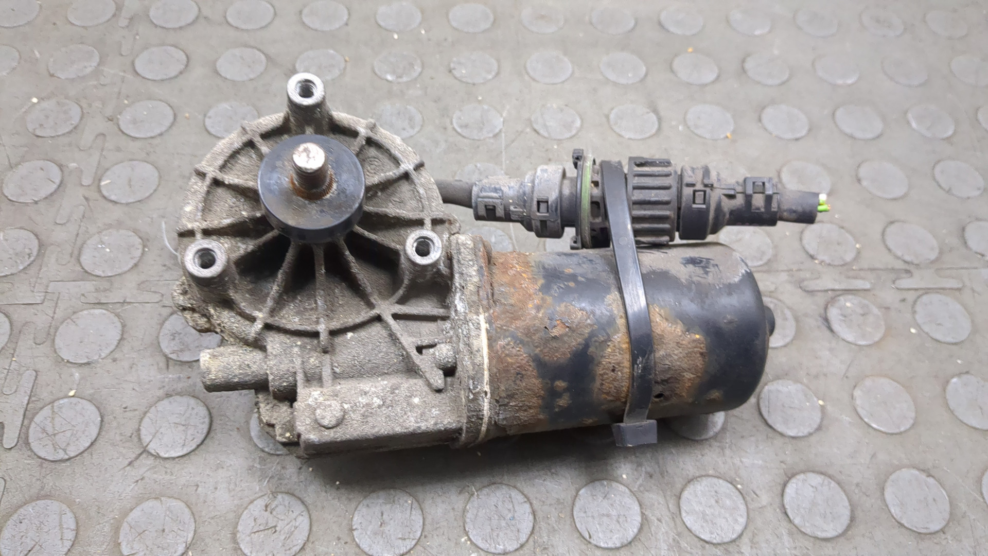 Моторчик стеклоочистителя передний