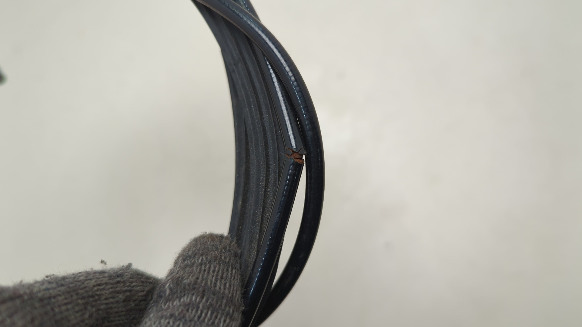 Трос открывания капота