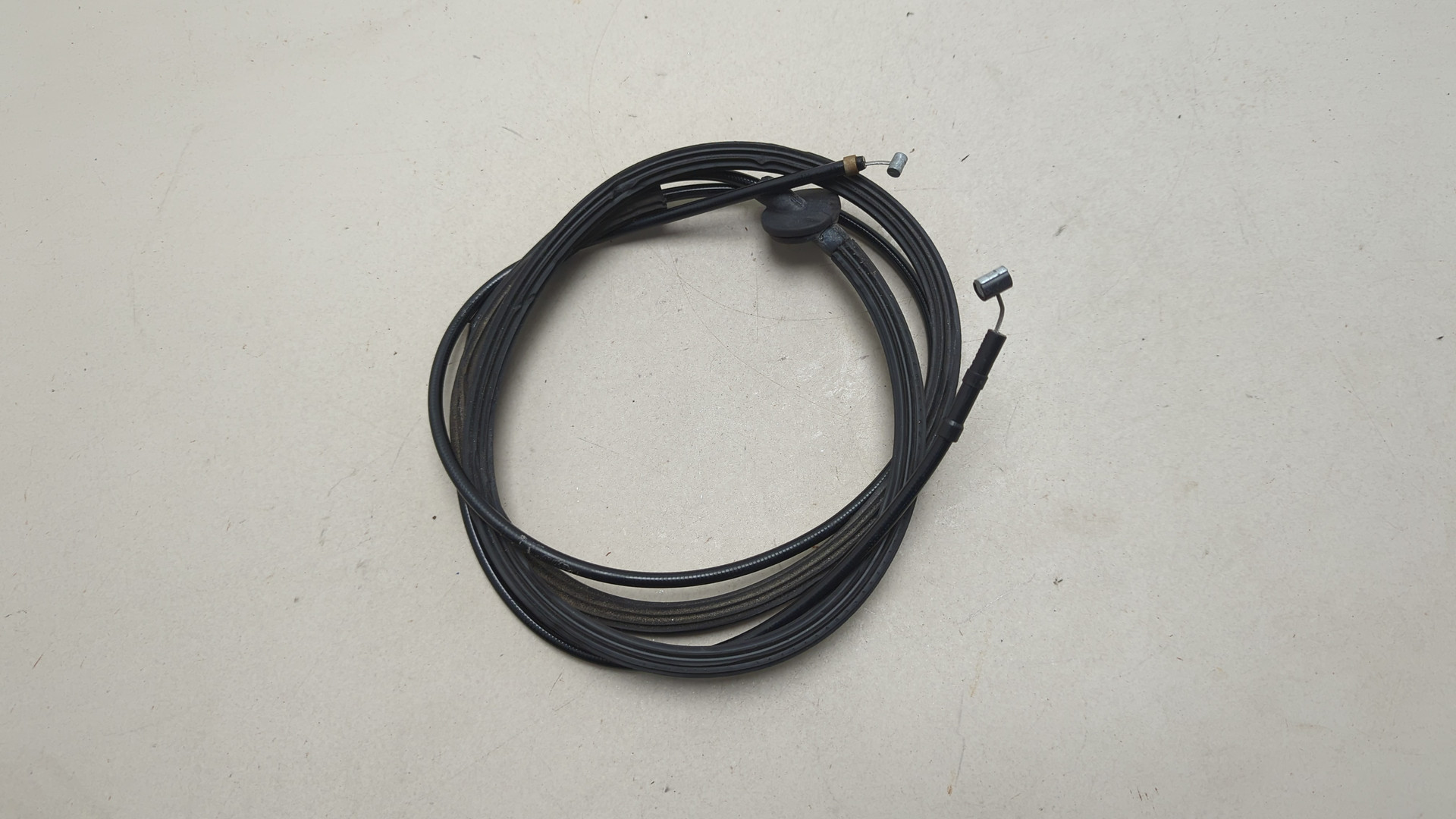 Трос открывания капота