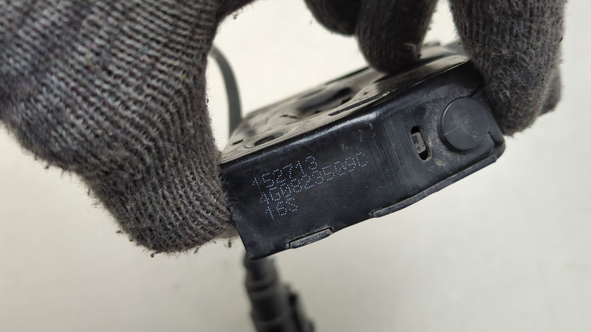 Замок капота