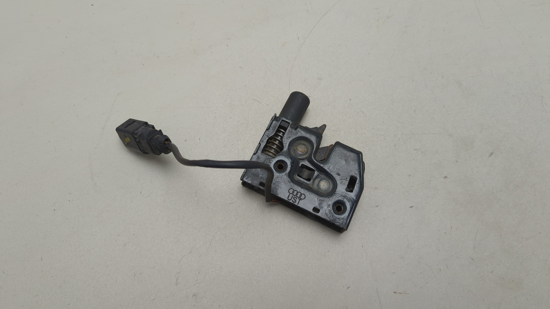 Замок капота