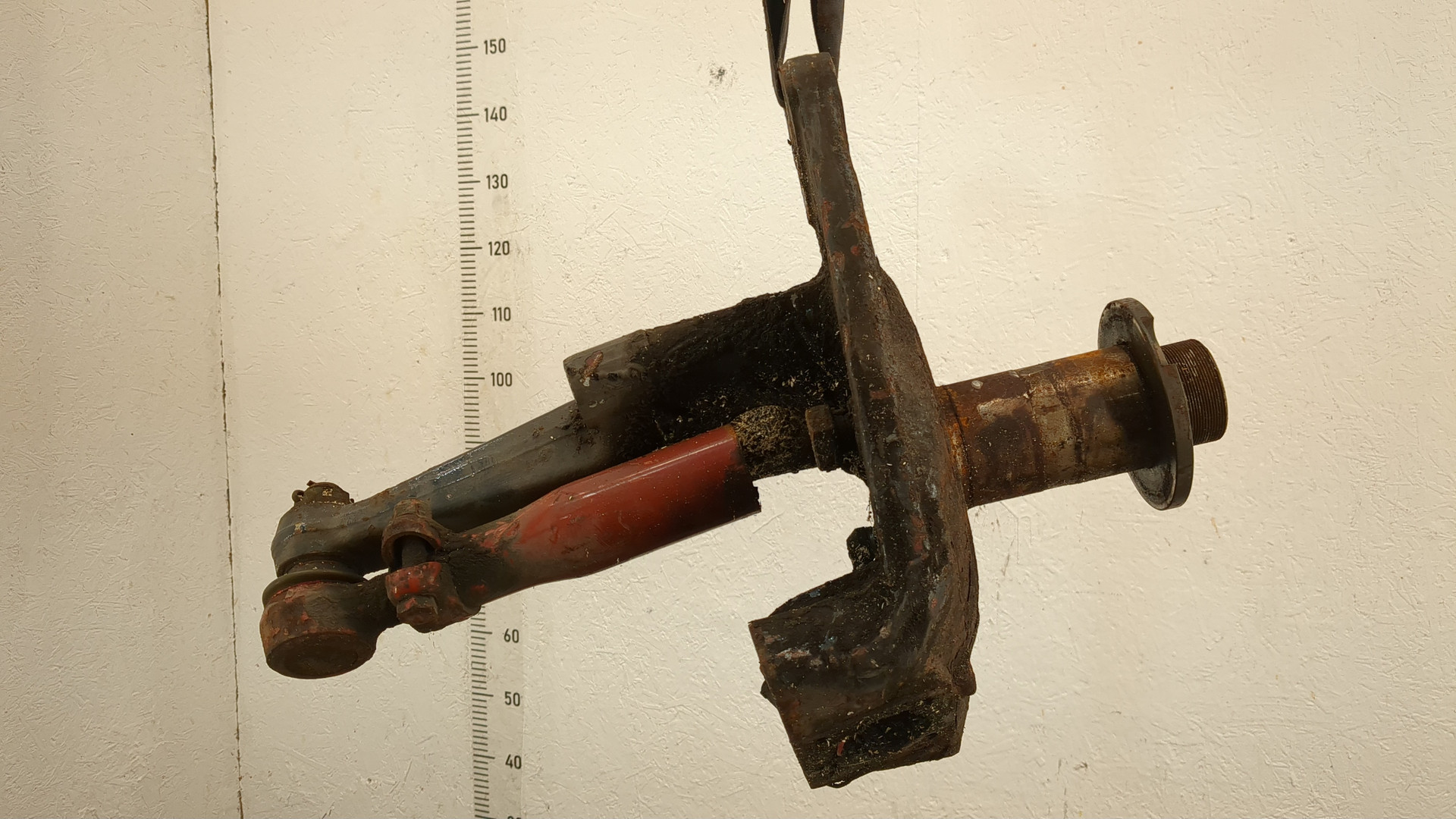 Кулак поворотный передний правый