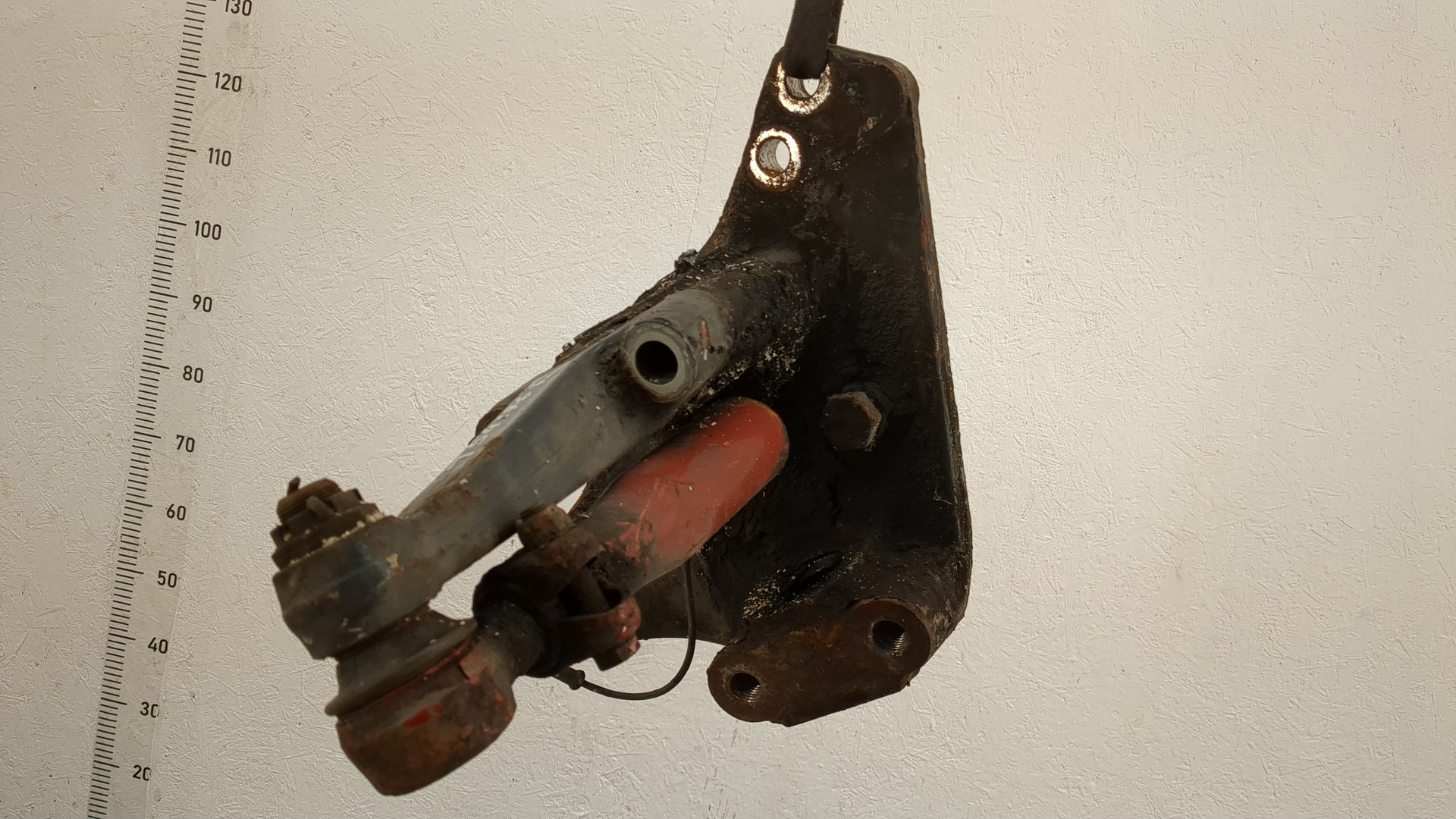 Кулак поворотный передний правый