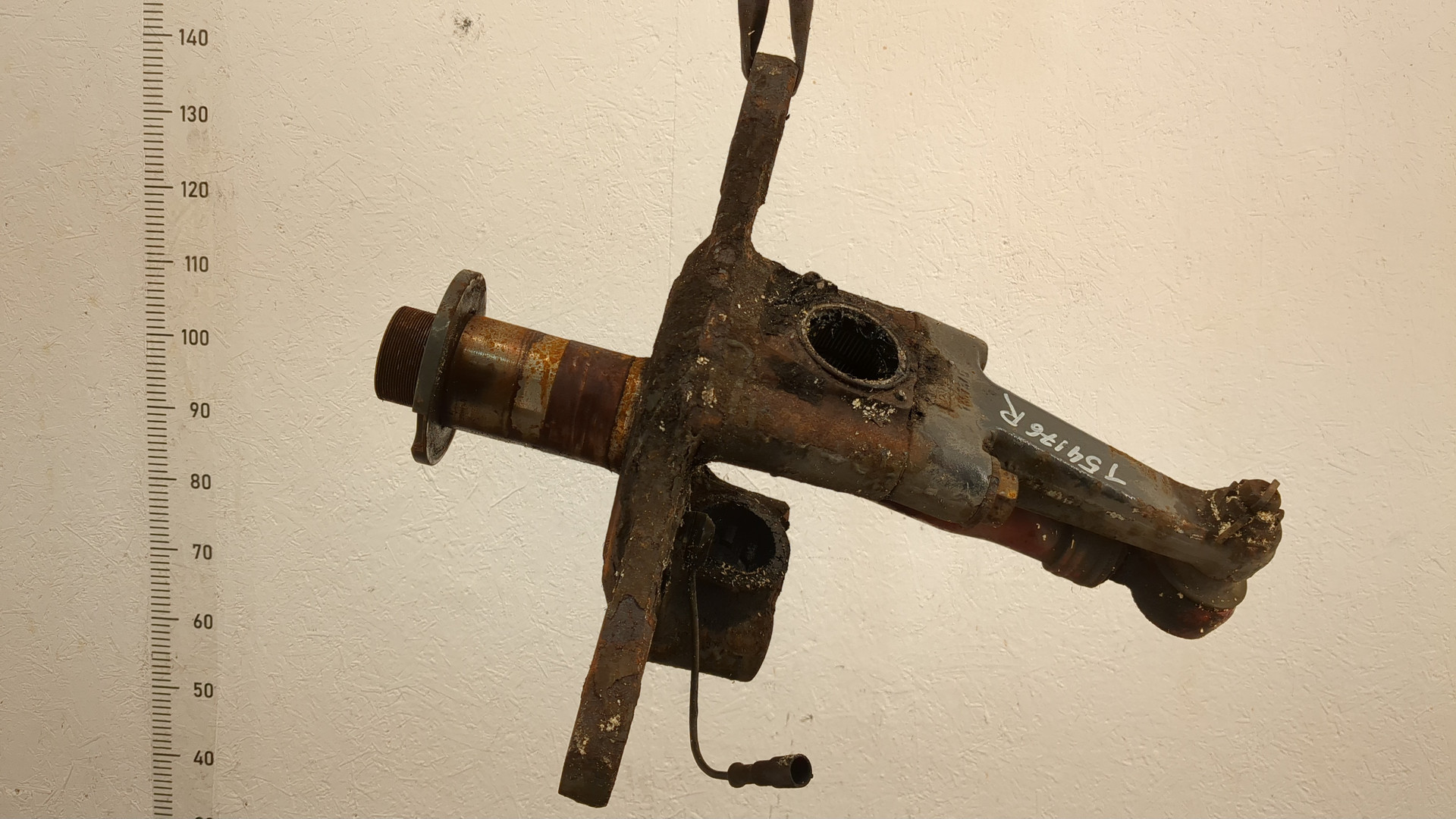 Кулак поворотный передний правый