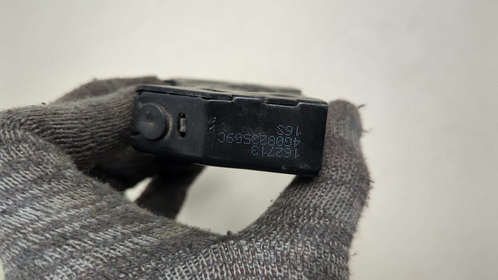 Замок капота