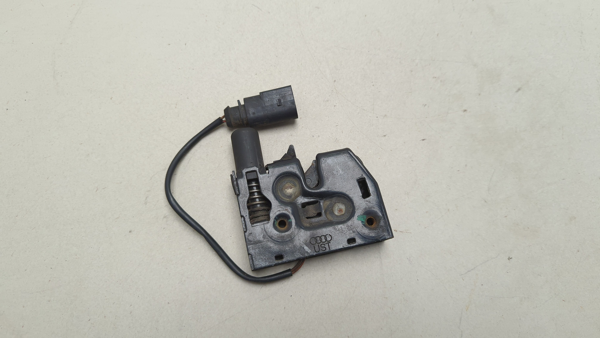 Замок капота