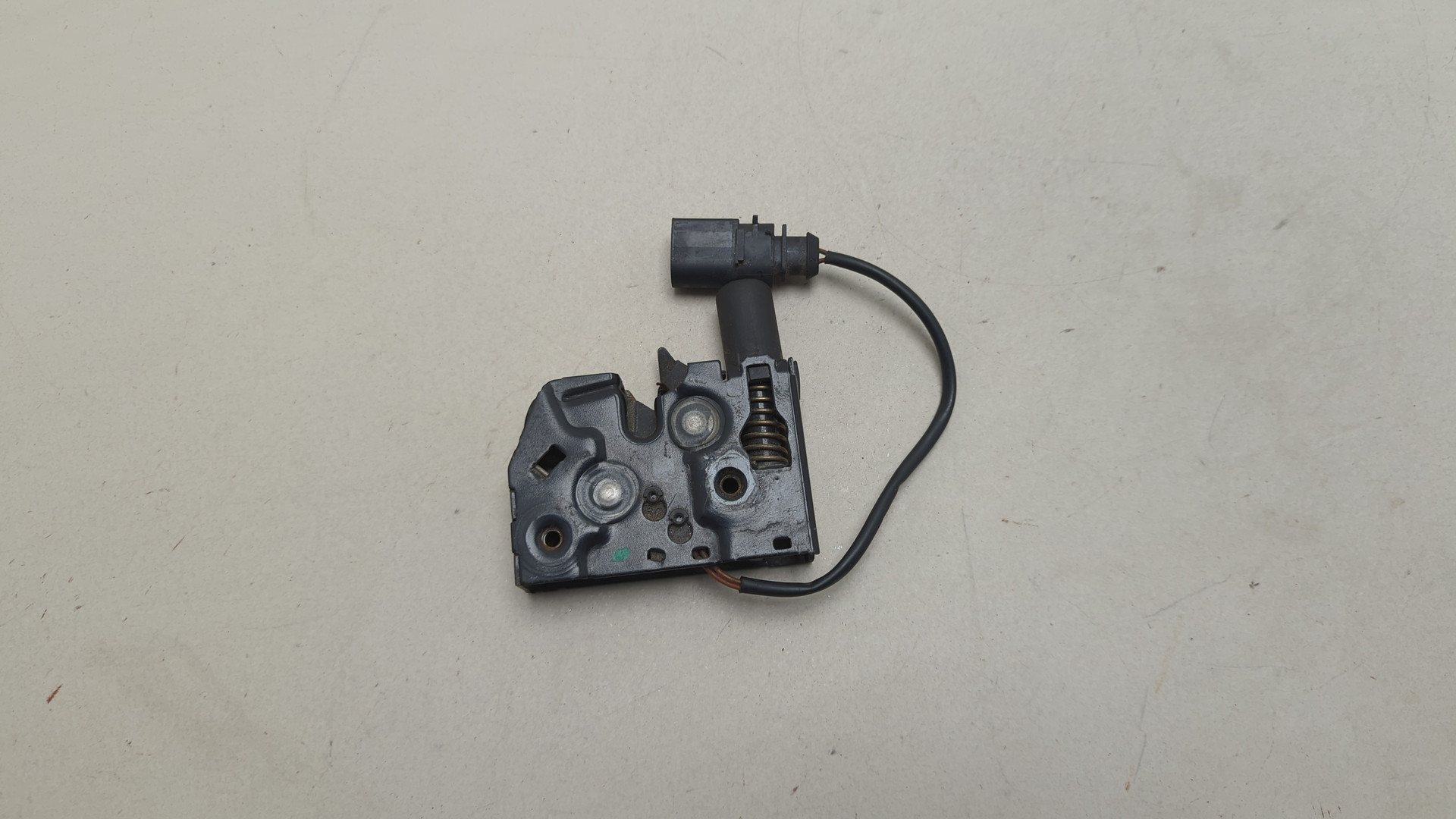 Замок капота