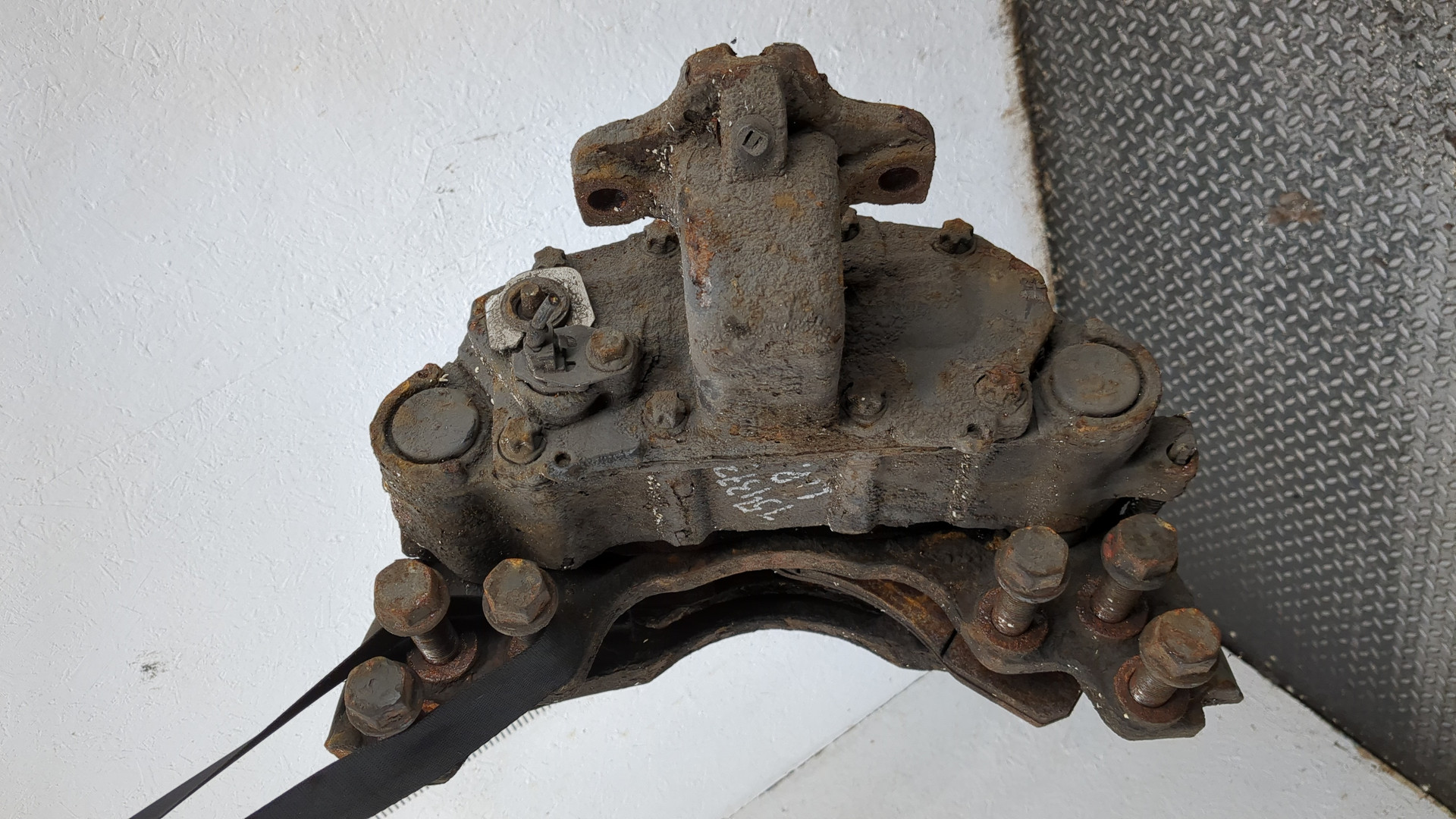 Суппорт передний левый