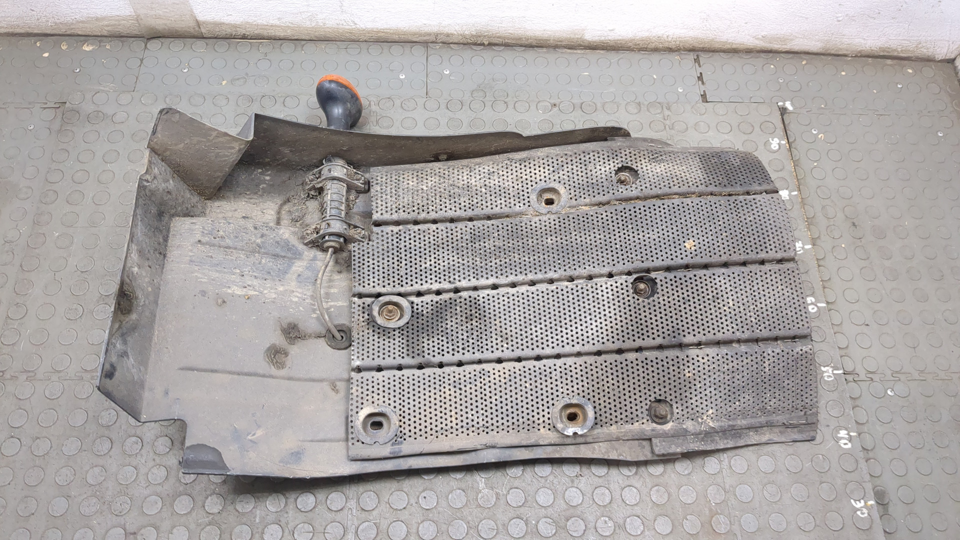 Крыло переднее левое