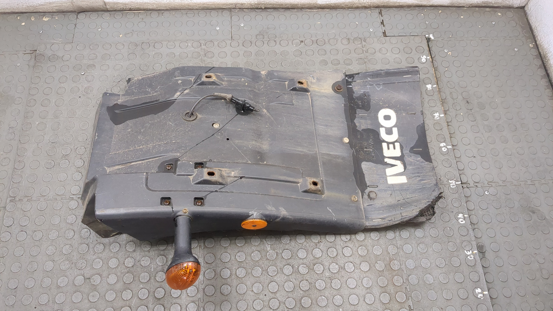 Крыло переднее левое