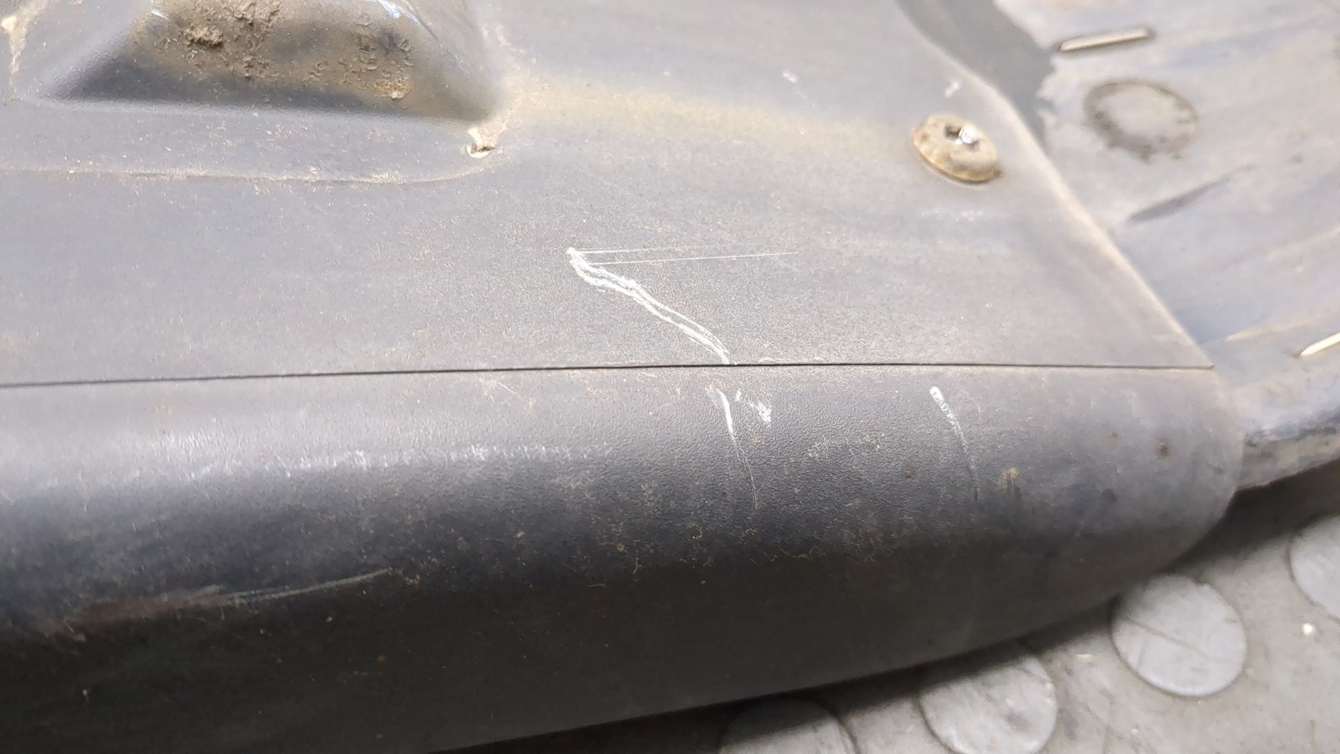 Крыло переднее левое