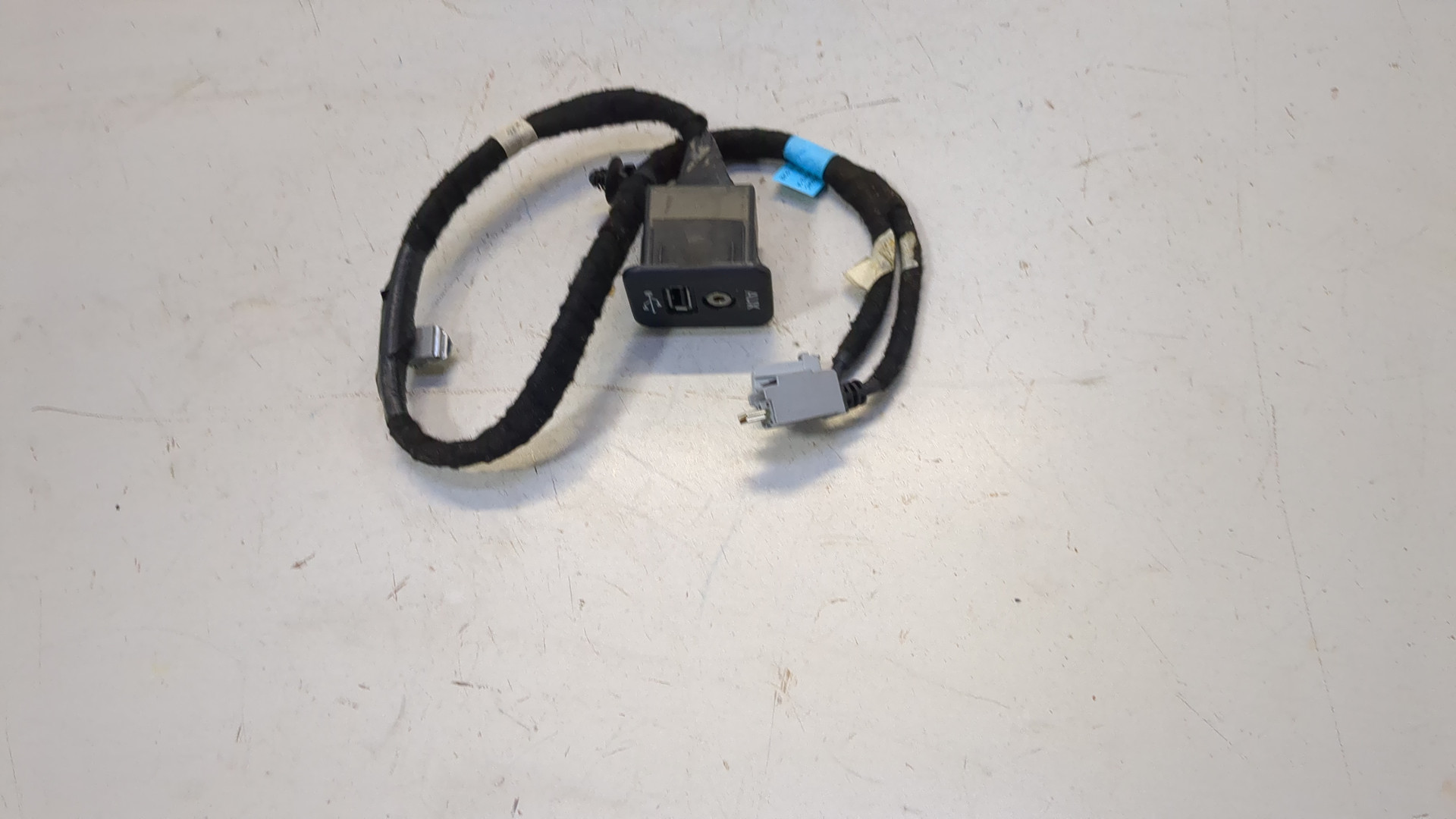 Гнездо AUX / USB IN