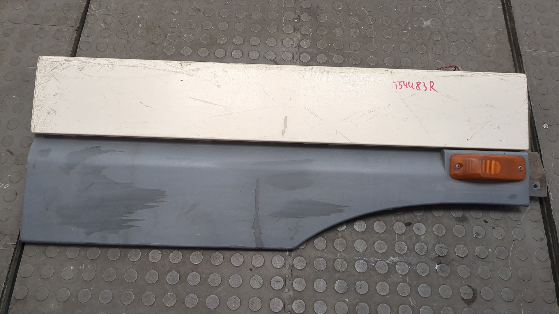 Крыло переднее правое