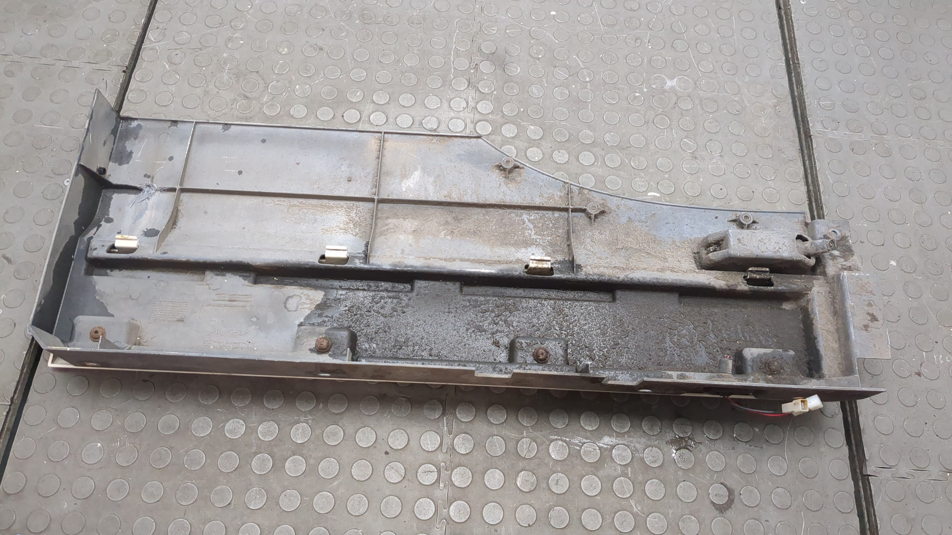 Крыло переднее правое