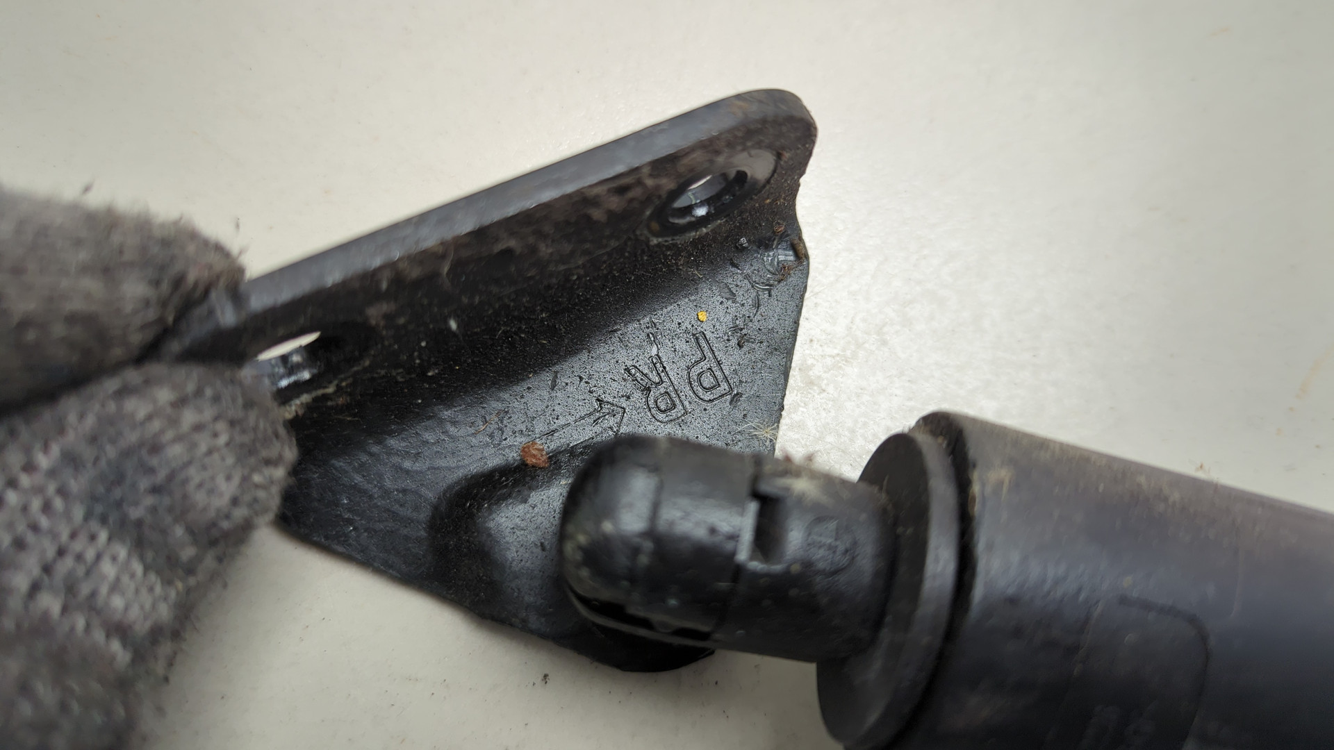 Амортизатор крышки багажника