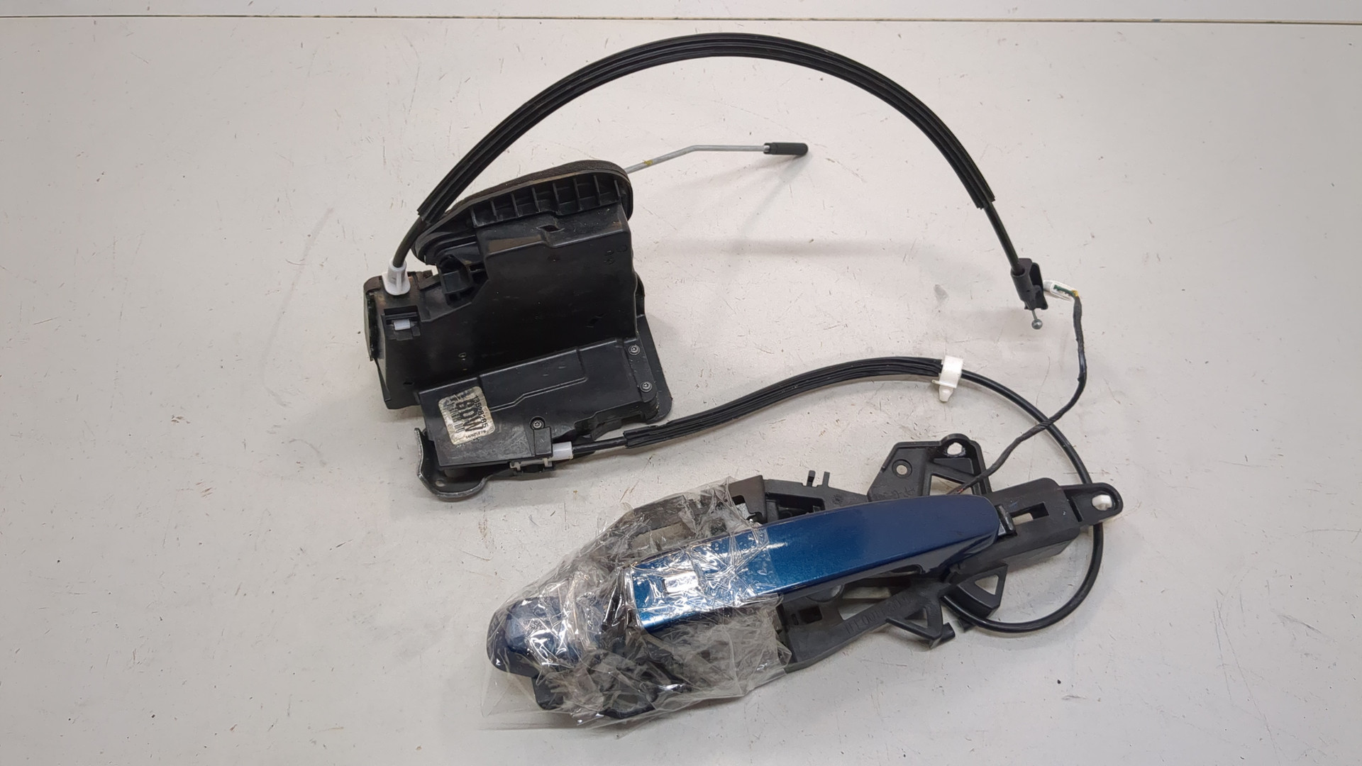 Замок двери передней правой