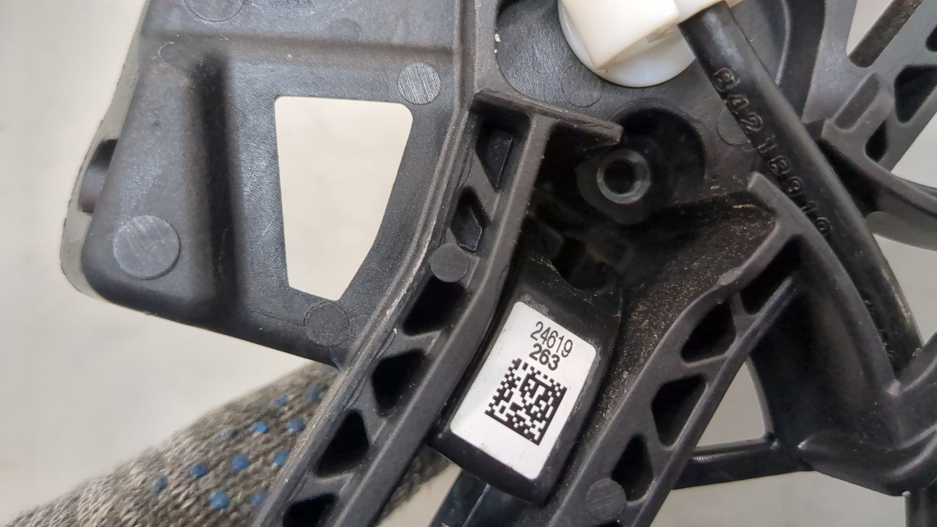 Замок двери передней левой