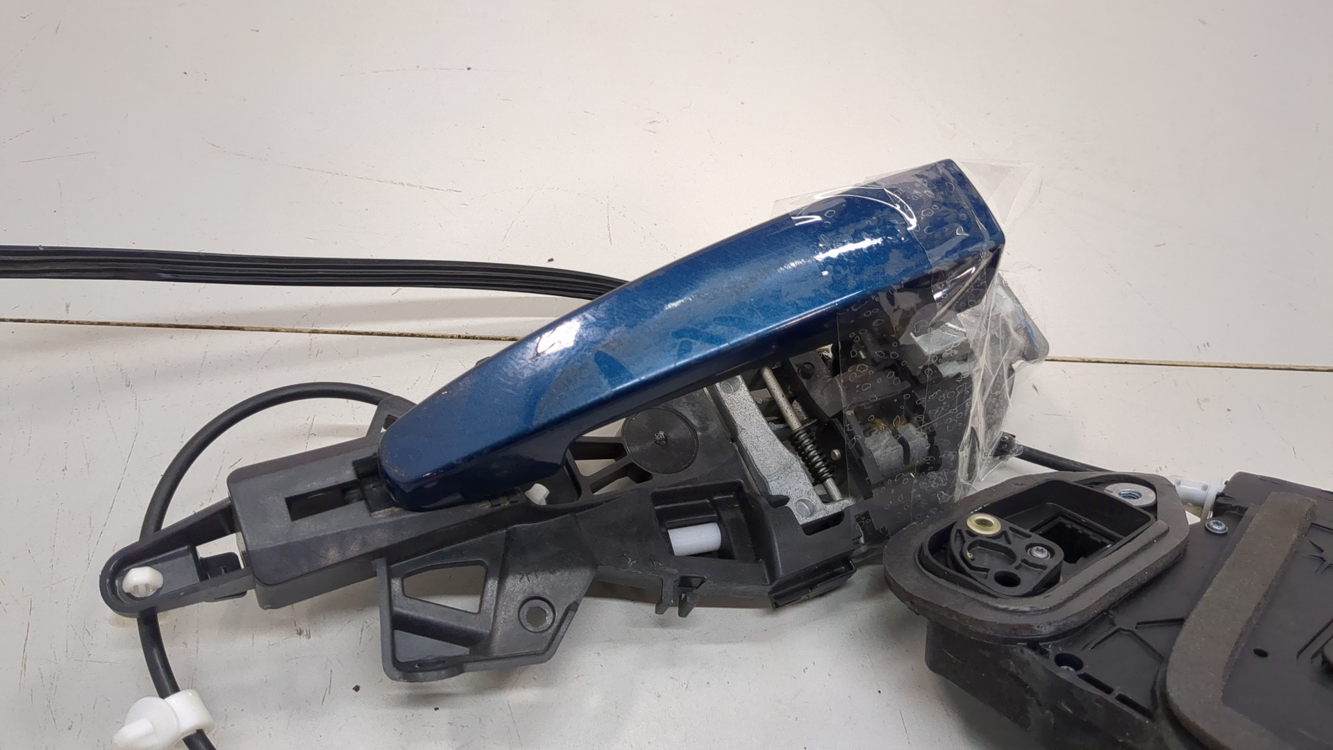 Замок двери передней левой