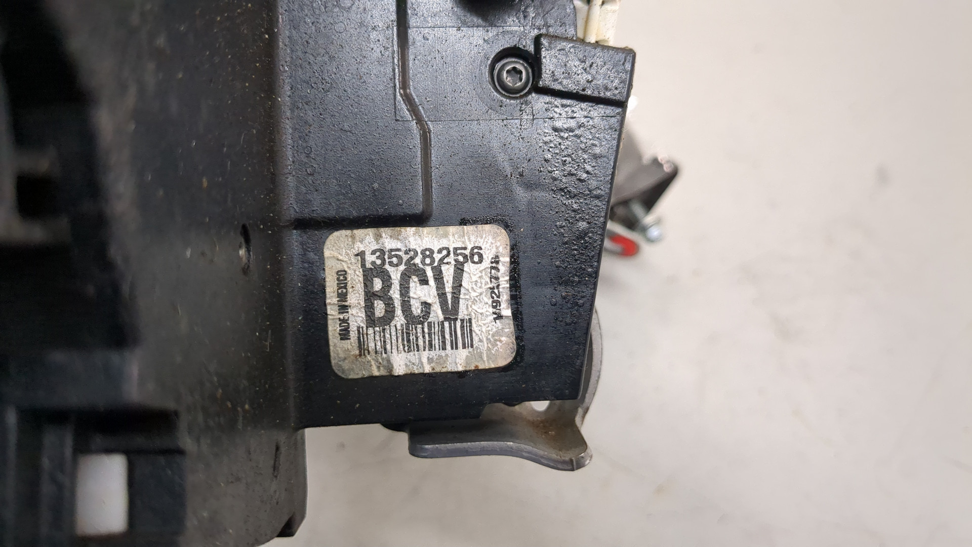 Замок двери передней левой