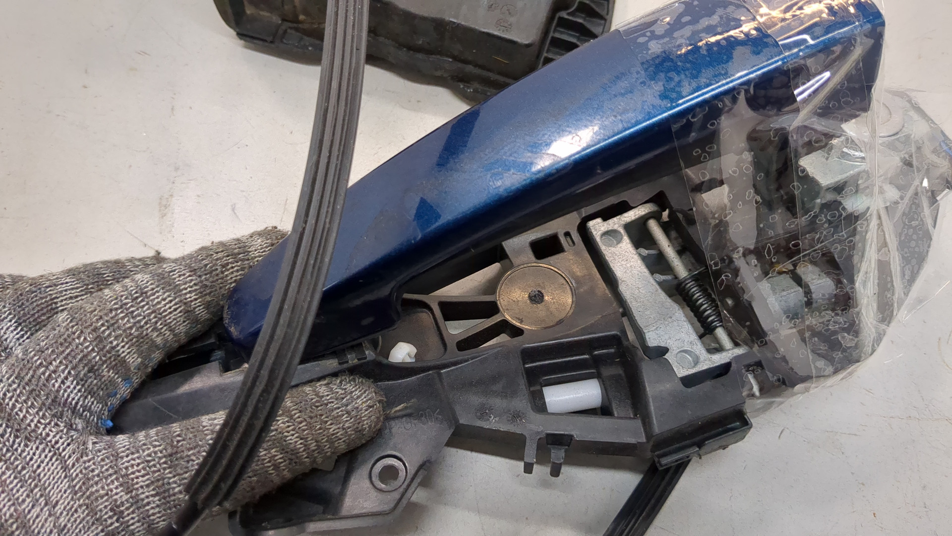 Замок двери передней левой