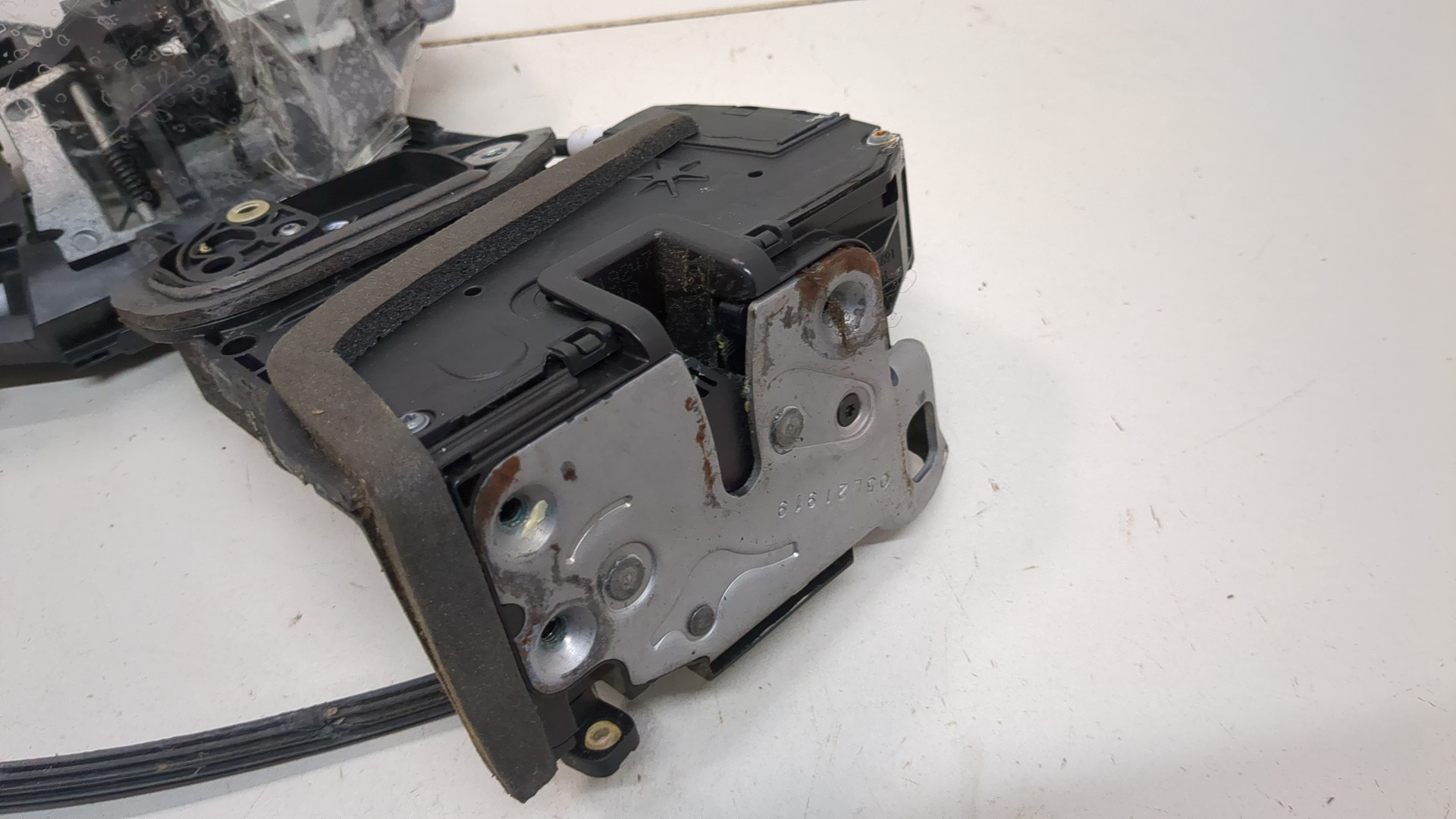 Замок двери передней левой