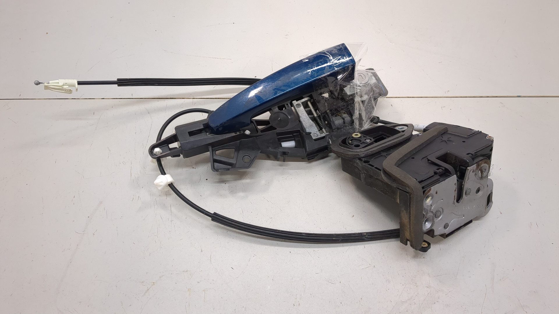 Замок двери передней левой