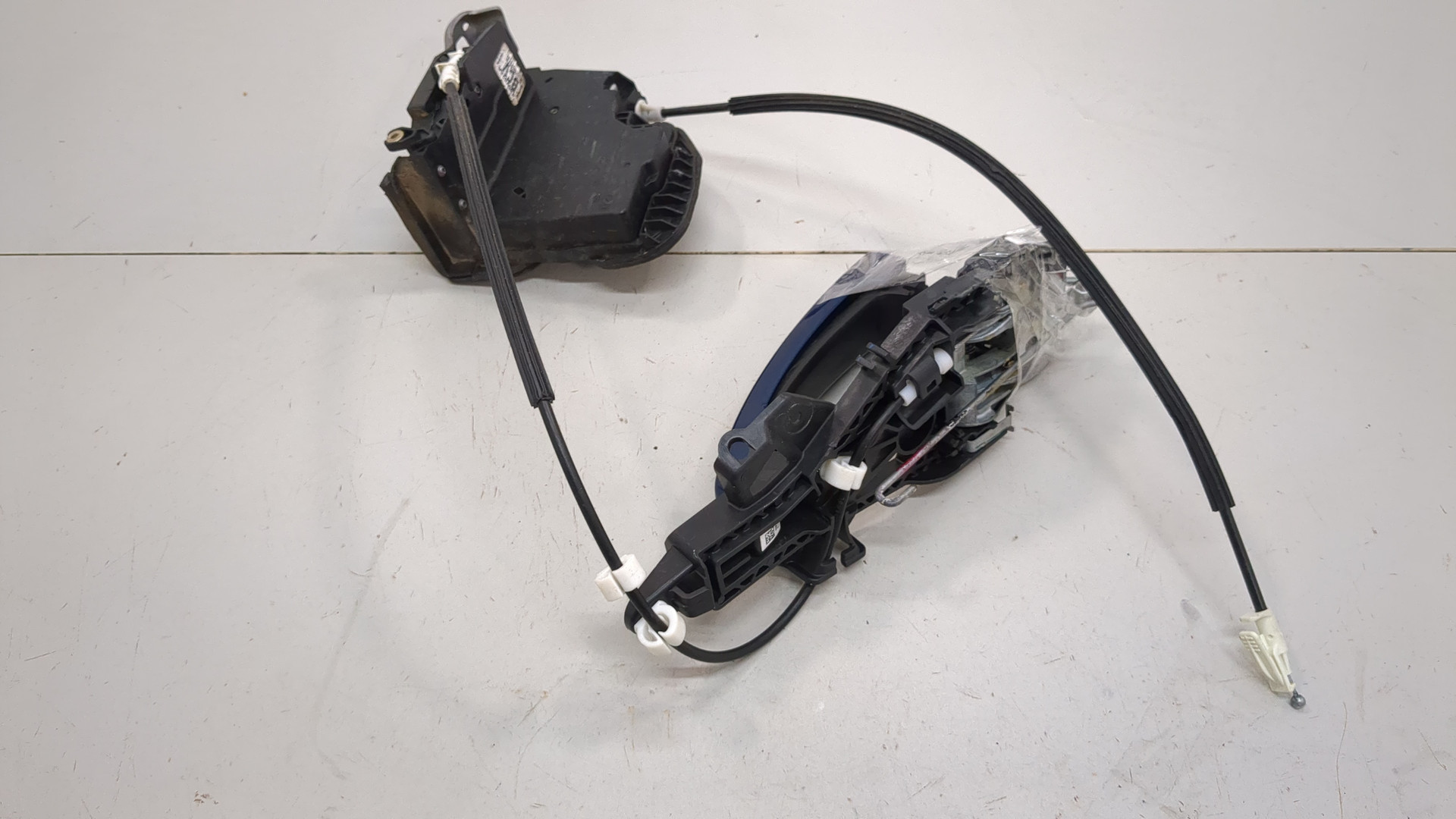 Замок двери передней левой