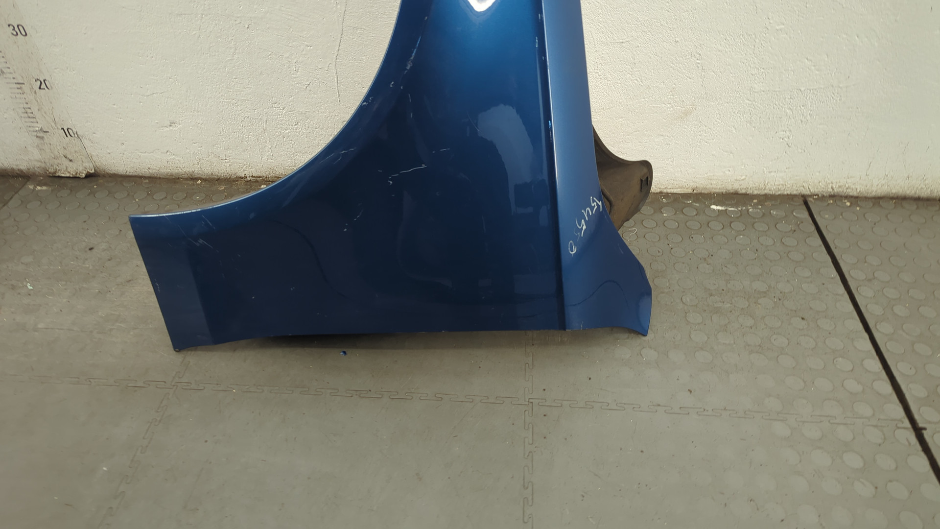 Крыло переднее левое