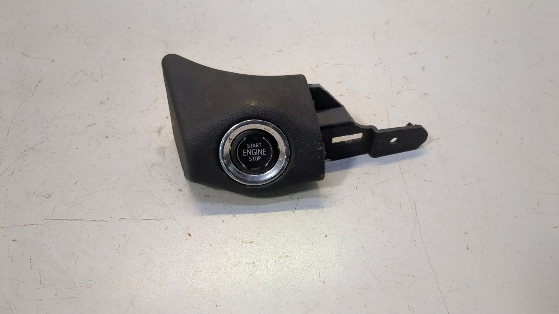 Кнопка запуска двигателя