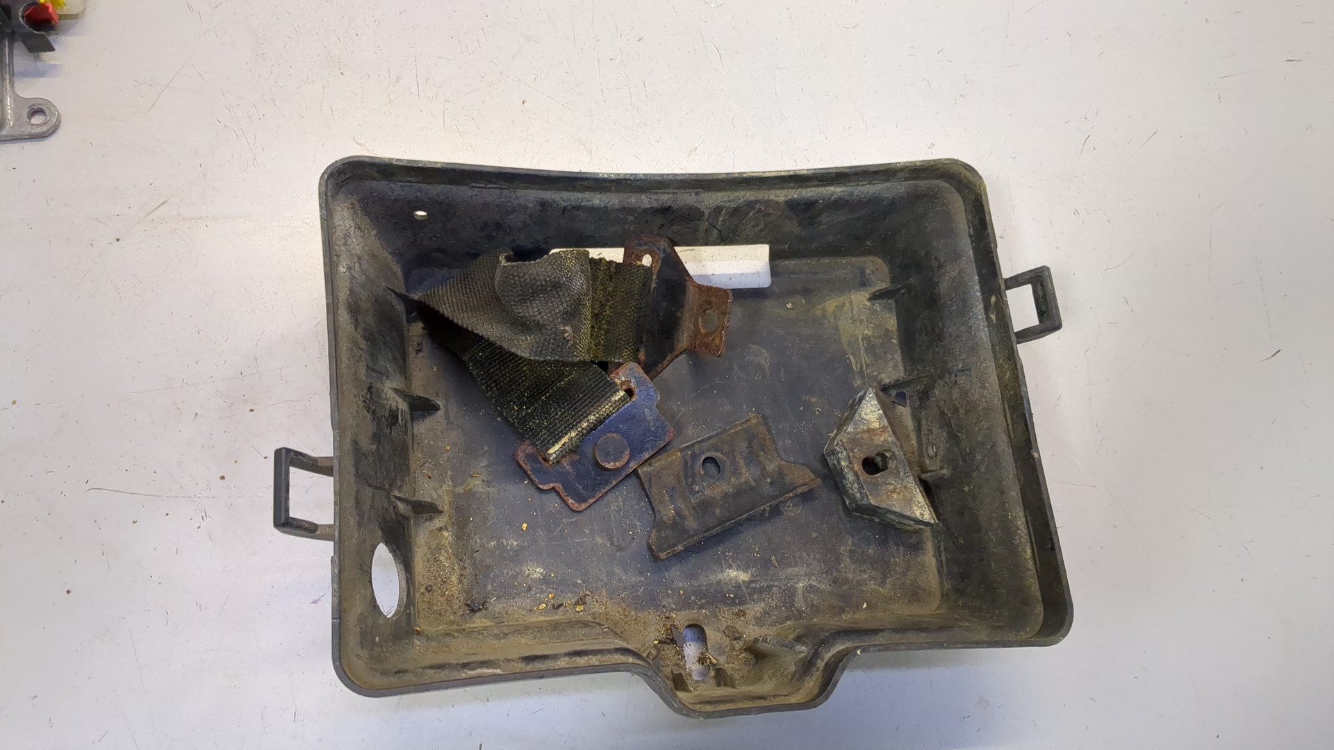 Площадка под аккумулятор (АКБ)