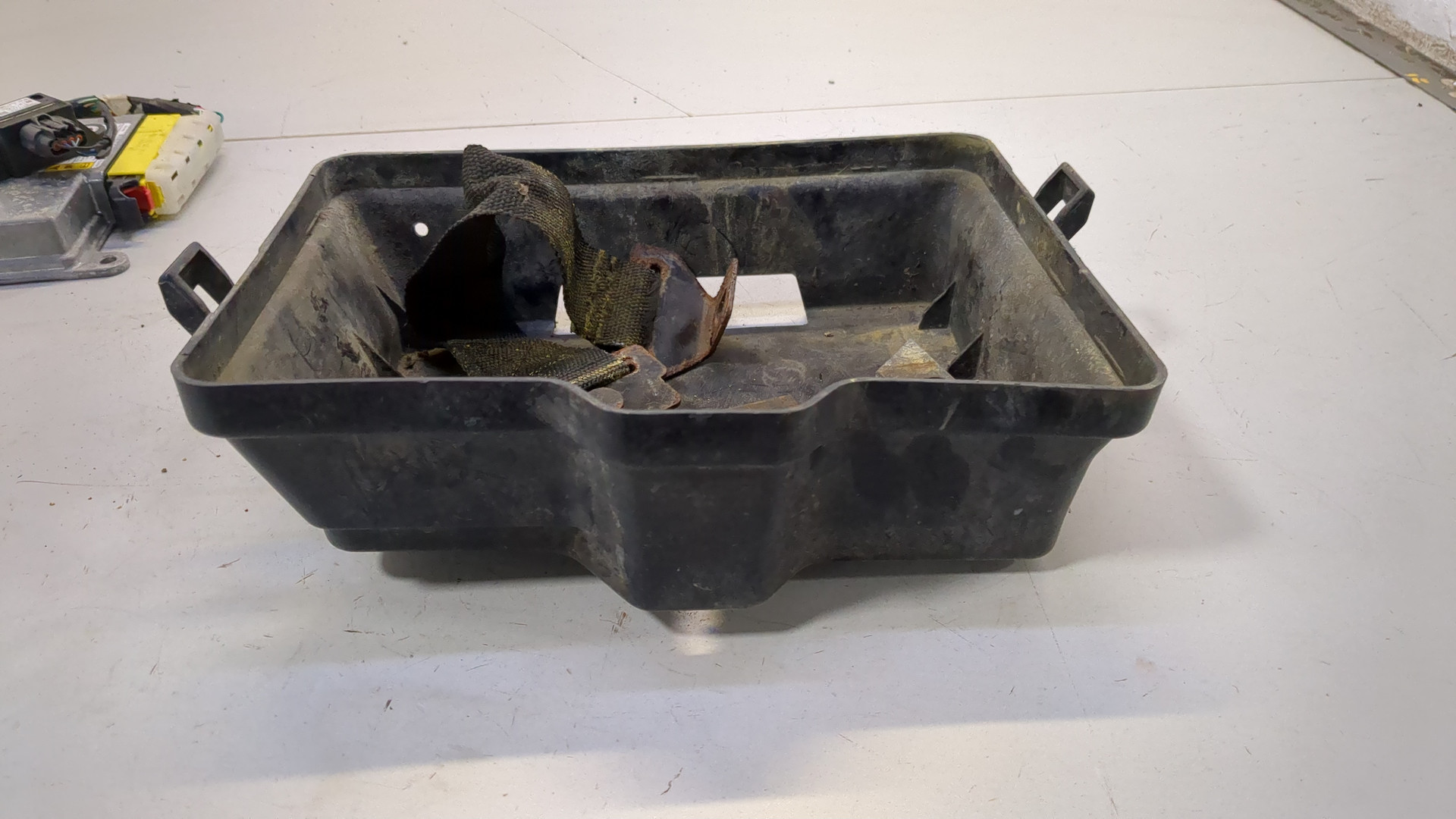 Площадка под аккумулятор (АКБ)