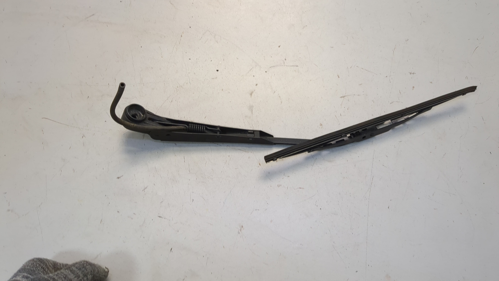 Поводок стеклоочистителя заднего