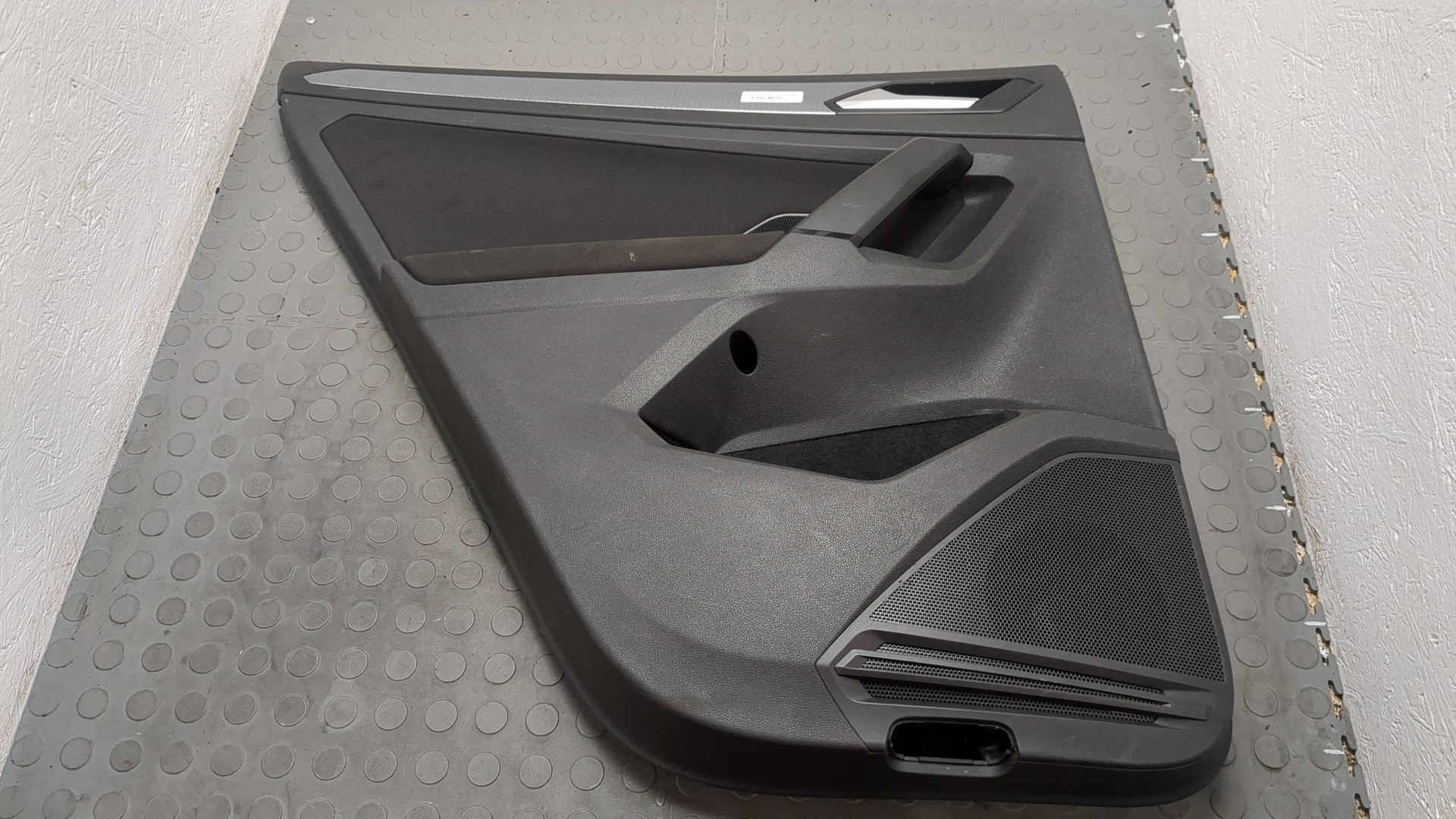 Обшивка двери задней левой