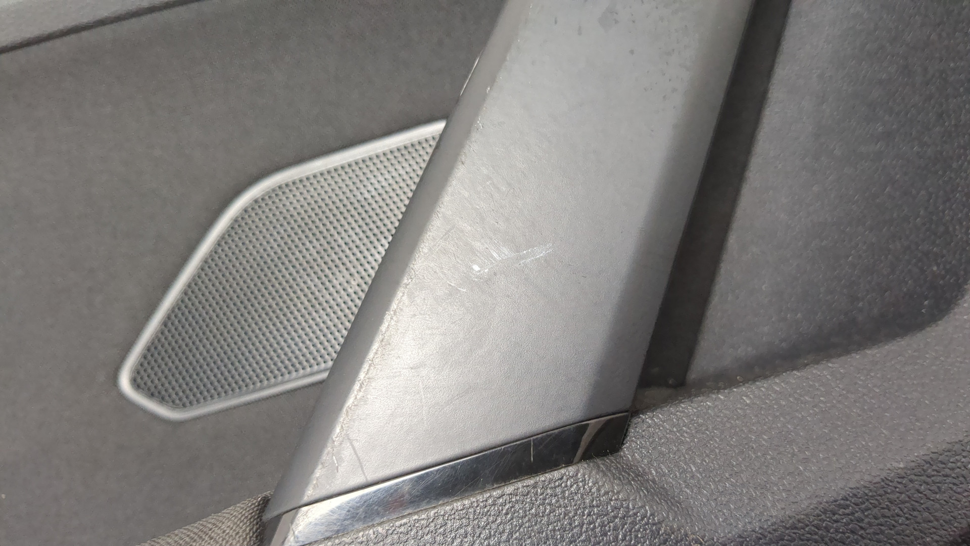 Обшивка двери задней левой