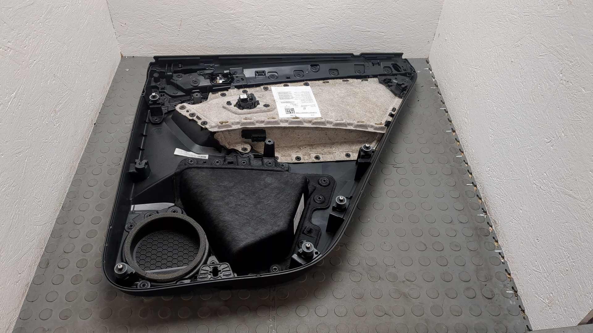 Обшивка двери задней левой