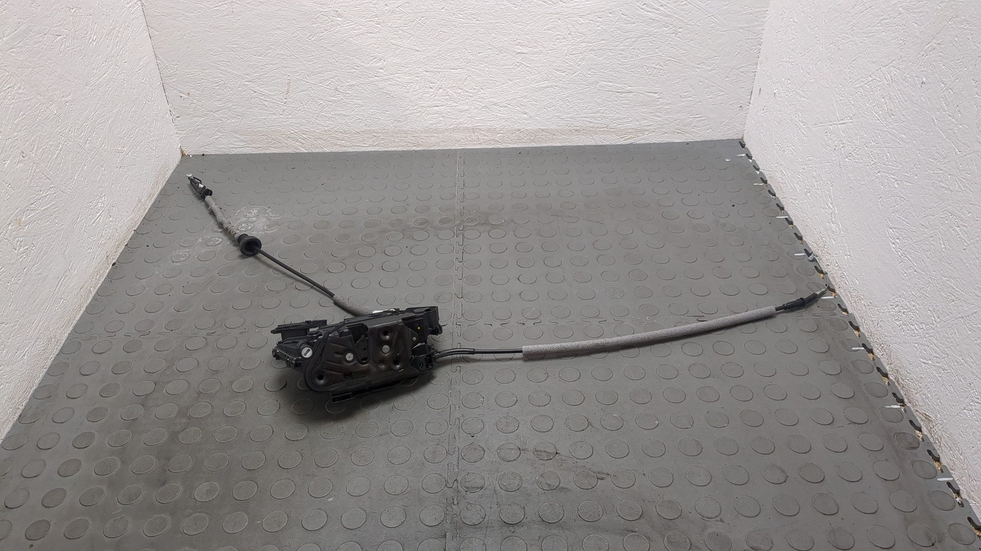 Замок двери задней левой