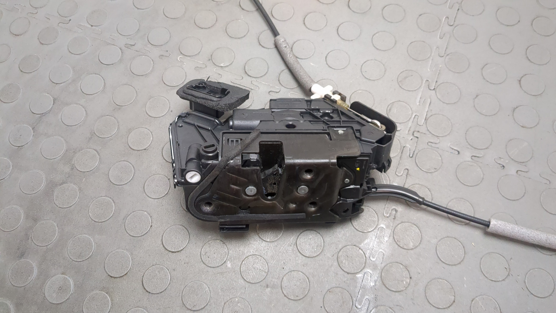 Замок двери задней левой