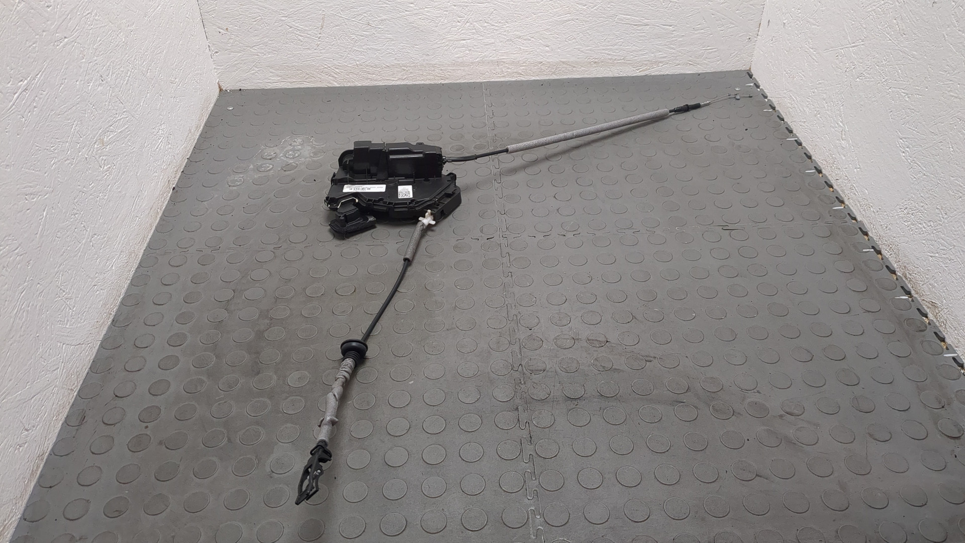 Замок двери задней левой